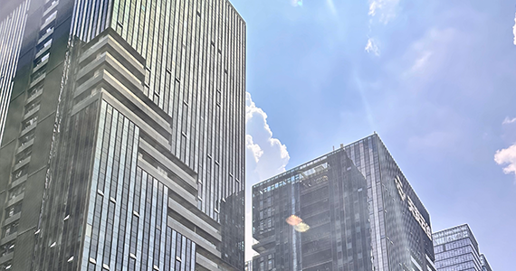 个人建站域名注册用com还是cn